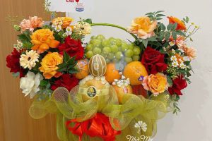 Giỏ Trái Cây Mix Hoa – Món Quà Ra Mắt Nhà Người Yêu Điểm 10 Tuyệt Đối